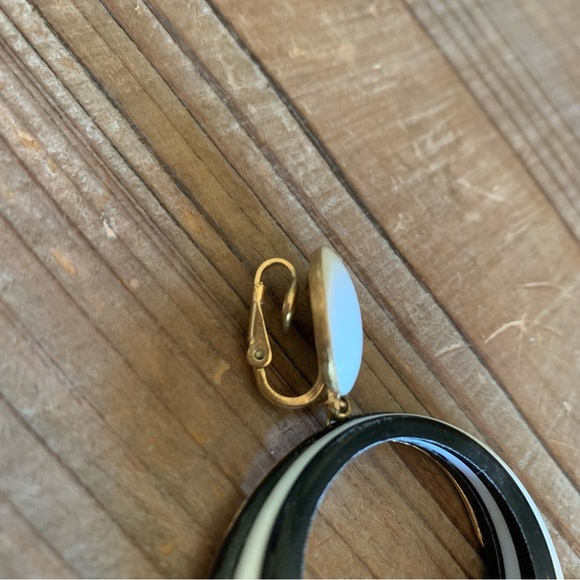 Vintage Black and White Circle Earrings - Picture 5 of 7